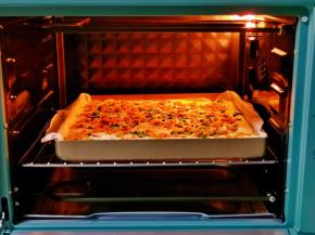 烤盘入烤箱底层的烤网上。