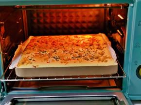 时间到后再打开烤箱的门，烤蛋糕途中不能开烤箱门哈！