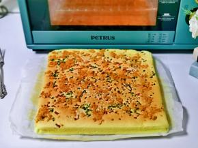 戴上隔热手套取出模具，轻轻摔两下模具，将热气排出，趁热把油纸撕掉，这样就做好啦。