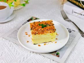 晾凉后用面包刀切成小块，装饰上薄荷叶。