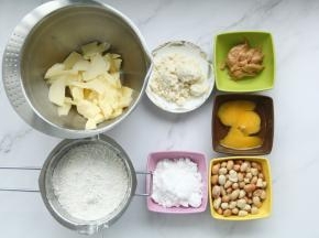 准备好材料。准备材料。先将黄油提前切小块软化备用，夏天室温即可。软化到用刮刀可以轻易抹开。黄油提前切小块软化备用，夏天室温即可。花生是生花生清洗后微波炉叮熟再手动去皮的，可以买现成的熟花生仁，也可以自己烤。