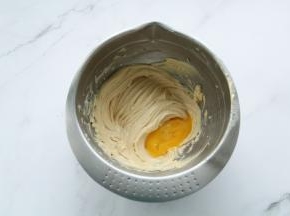 稍微打混合即可，然后常温全蛋液分2-3次加入，打到蛋黄和黄油糊完全混合均匀再加下一次，直到蛋液全部加完。一定要常温蛋液，防止温差大使黄油油水分离。