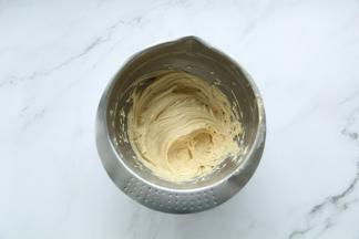 打发好的黄油糊，顺滑细腻，蓬松。