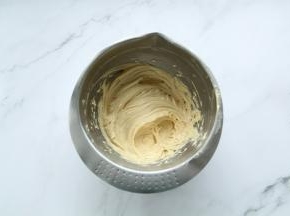 打发好的黄油糊，顺滑细腻，蓬松。