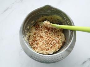 用刮刀切拌按压到没有干粉颗粒，加入之前擀好的花生碎，拌匀即可。夏天建议在开空调操作，气温过高，拌好的面糊可以冷藏一会再操作。预热烤箱上下180度。