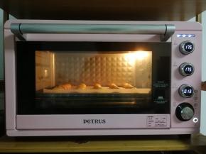 放入预热好的烤箱中层偏下，转上下175度，烤15分钟。烤到表面金黄，膨胀微微开裂，上色均匀。