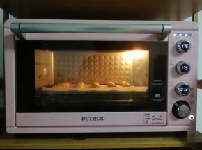 放入预热好的烤箱中层偏下，转上下175度，烤15分钟。烤到表面金黄，膨胀微微开裂，上色均匀。