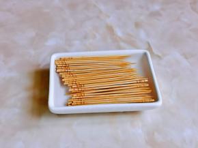 牙签冲洗干净，再用开水泡。