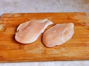 一块鸡胸肉片开。