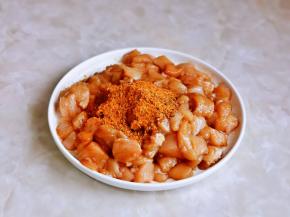 再加入烧烤调味料。