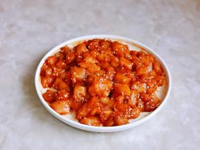 加入白芝麻，戴上食品手套，充分抓拌均匀，腌制30分钟。