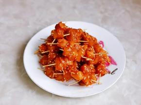 腌制好的鸡丁，用洗干净的牙签穿起来即可。