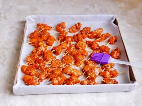 烤盘中垫上油脂，把牙签肉平铺在烤盘上，再刷上少许橄榄油，撒上孜然。