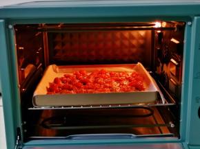 将烤盘入烤箱底的烤网上。