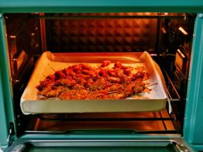 时间到后，戴上隔热手套取出烤盘，香味扑鼻而来。