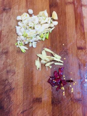 蒜瓣拍碎切成小丁，生姜切成丝，干辣椒切成段备用！