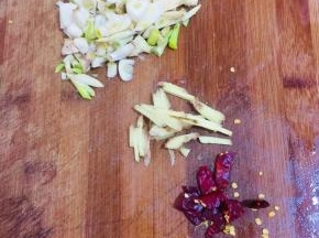 蒜瓣拍碎切成小丁，生姜切成丝，干辣椒切成段备用！