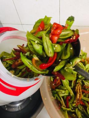 装入无油无水的干净容器中，压实！