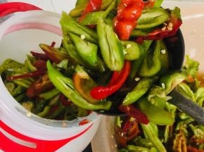 装入无油无水的干净容器中，压实！