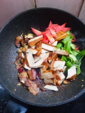 倒入切好的配菜翻炒片刻！