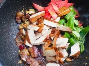 倒入切好的配菜翻炒片刻！