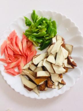 胡萝卜削皮切成片，青椒切成块，香干斜切成块备用！