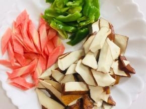 胡萝卜削皮切成片，青椒切成块，香干斜切成块备用！