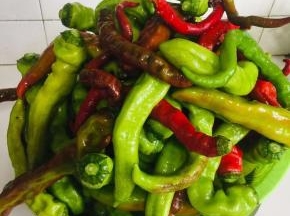 捞出来晾干水份备用！如果赶时间也可以用厨房纸把辣椒表面水分擦干！