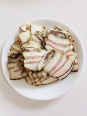 煮熟的五花肉切成薄片备用！