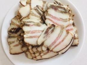 煮熟的五花肉切成薄片备用！
