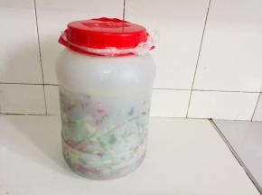 倒入适量的白酒，用保鲜膜封口，盖紧盖子！半个月后就可以吃啦！