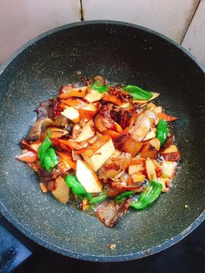 起锅前放入适量的鸡精调味即可！