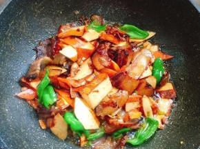 起锅前放入适量的鸡精调味即可！