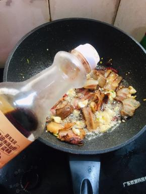 放入两勺味极鲜酱油翻炒均匀！