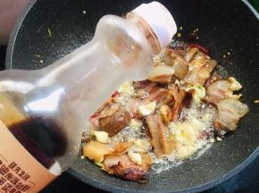 放入两勺味极鲜酱油翻炒均匀！