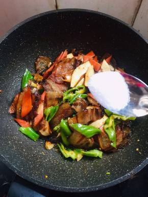 放入一勺盐炒匀！