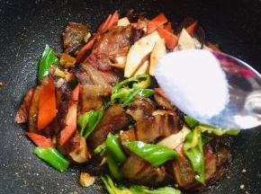 放入一勺盐炒匀！