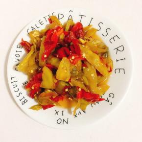 腌制好的的辣椒酸辣脆爽，取一点淋点香油即可食用了！也可以拿来当作配菜，炒牛肉，炒魔芋都很美味！