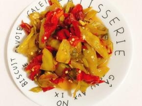 腌制好的的辣椒酸辣脆爽，取一点淋点香油即可食用了！也可以拿来当作配菜，炒牛肉，炒魔芋都很美味！