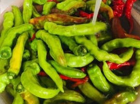 辣椒用剪刀剪掉蒂，清洗干净！