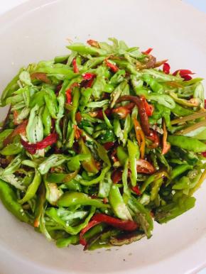 切成块，加入适量的盐拌匀腌制半个小时！