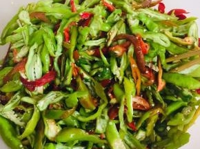 切成块，加入适量的盐拌匀腌制半个小时！