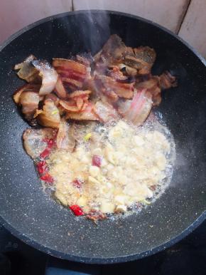 放入生姜，花椒，蒜瓣，干辣椒爆香！