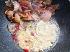 放入生姜，花椒，蒜瓣，干辣椒爆香！