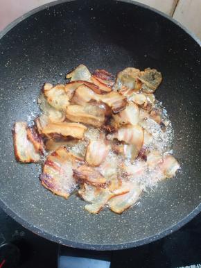 锅烧油，倒入煮熟的五花肉翻炒均匀至肉片微卷！