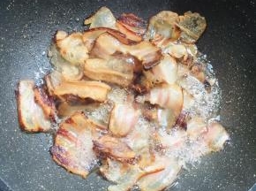 锅烧油，倒入煮熟的五花肉翻炒均匀至肉片微卷！