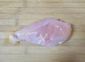 鸡胸肉洗干净去掉筋膜。