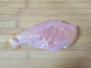 鸡胸肉洗干净去掉筋膜。