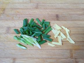 小葱切成段，生姜切成丝。