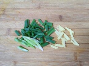 小葱切成段，生姜切成丝。